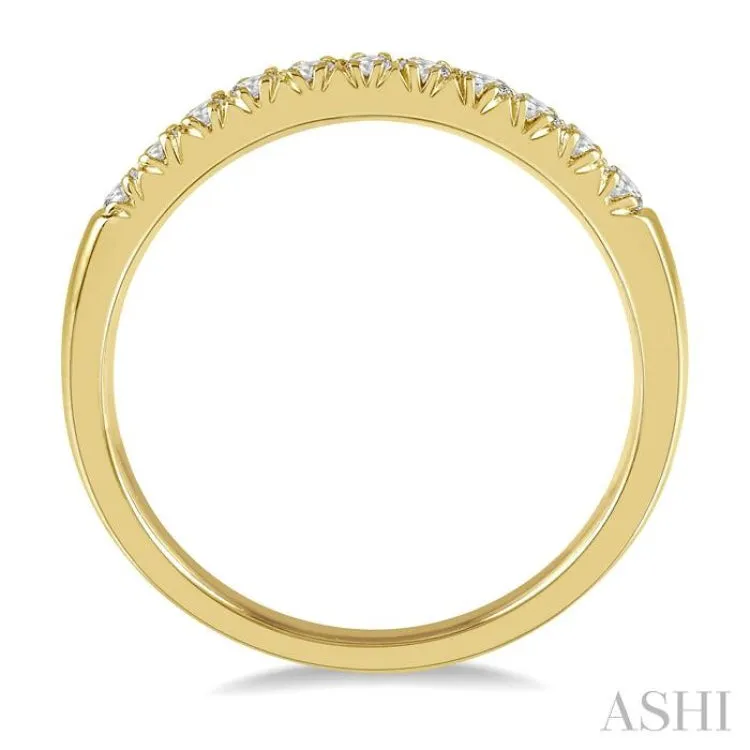 1/4 ctw 11 Stone Round Cut Diamond Wedding Band in 14K Yellow Gold