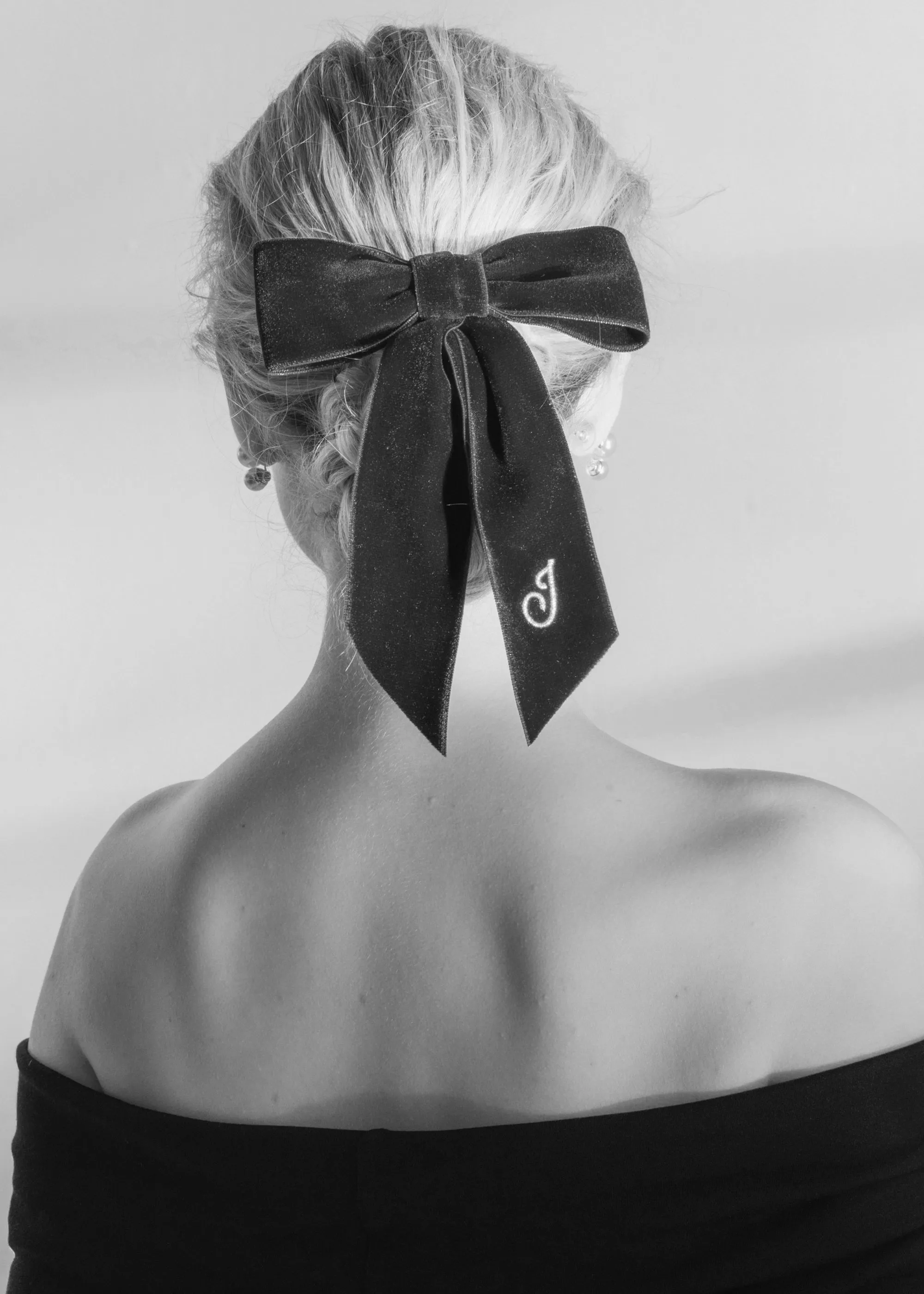 Initial Wide Velvet Bow Barrette -- Azul