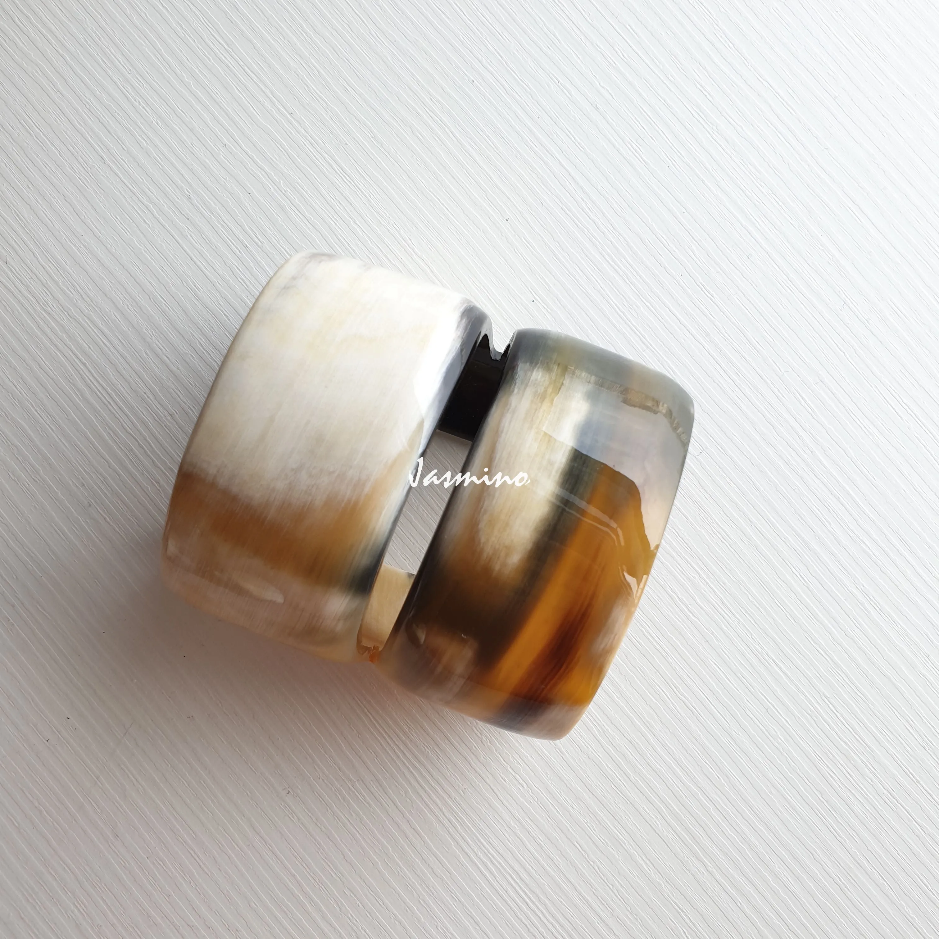 Natural Handmade Bracelet for Women J17975, Made by Buffalo Horn and Lacquer.